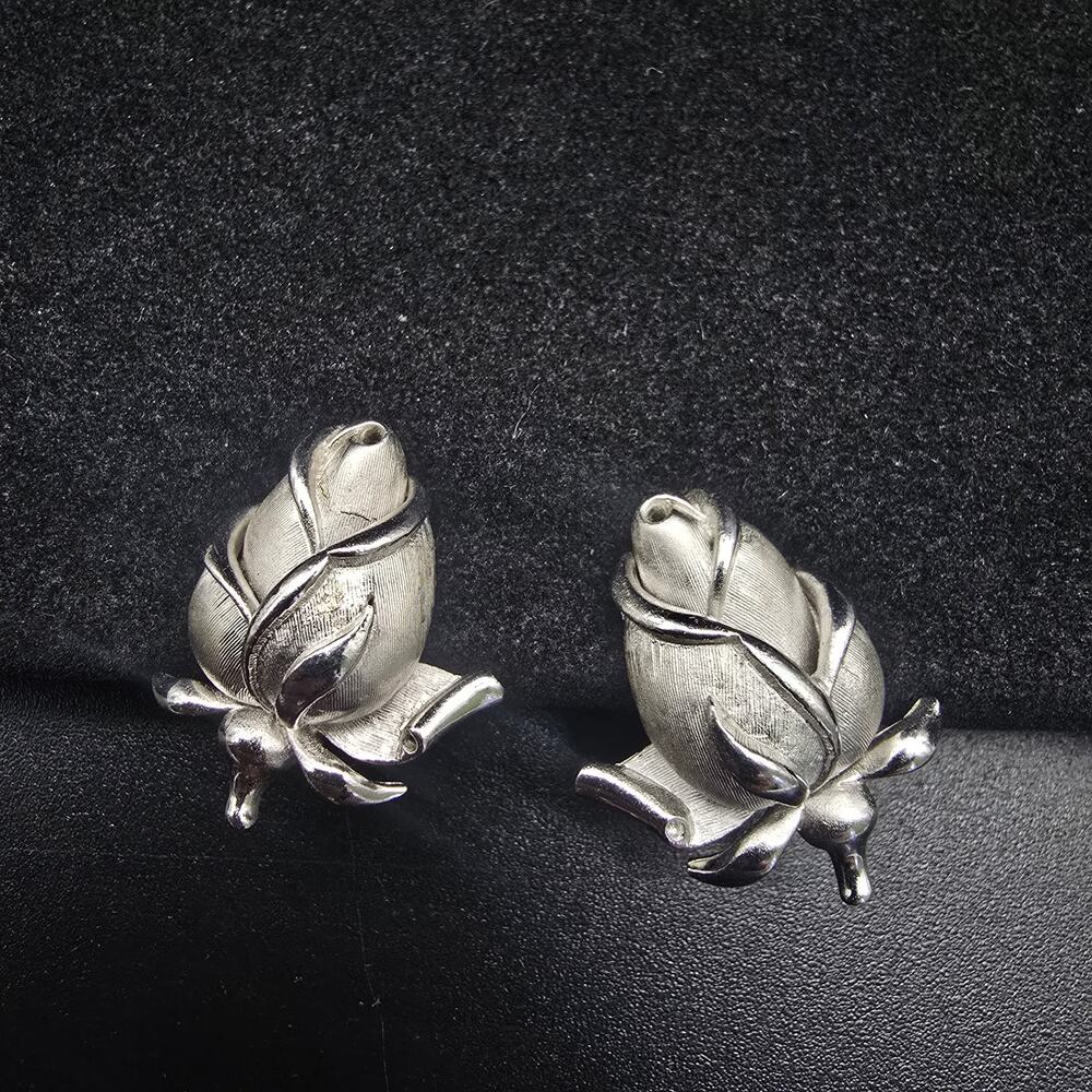 Crown Trifari Silver Tone Rose Bud Flower Earrings Clip On Vintage Jewelry